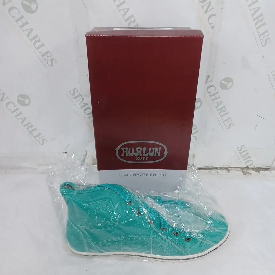 LARGE BOX OF APPROXIMATELY 10 BOXED HURLON GREEN HIGH TRAINERS IN VARIOUS SIZES 