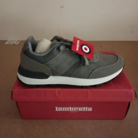 BOXED PAIR OF IAMBRETTA ECHO 2 TRAINERS IN GREY - UK 10
