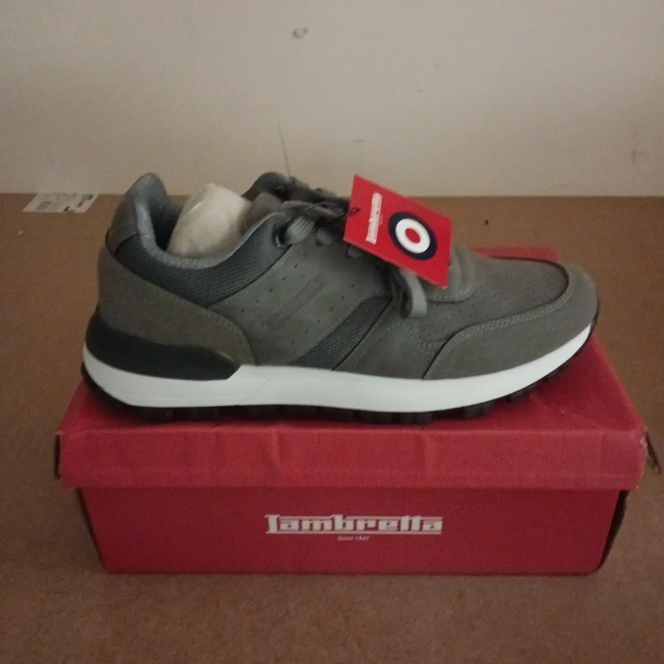 BOXED PAIR OF IAMBRETTA ECHO 2 TRAINERS IN GREY - UK 10