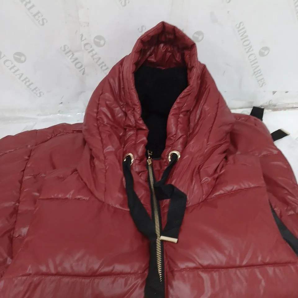 NUAGE LONG PADDED HOODED GILET. ZIP AND POPPER FASTENING. 2 FRONT POCKETS. RED SIZE SMALL