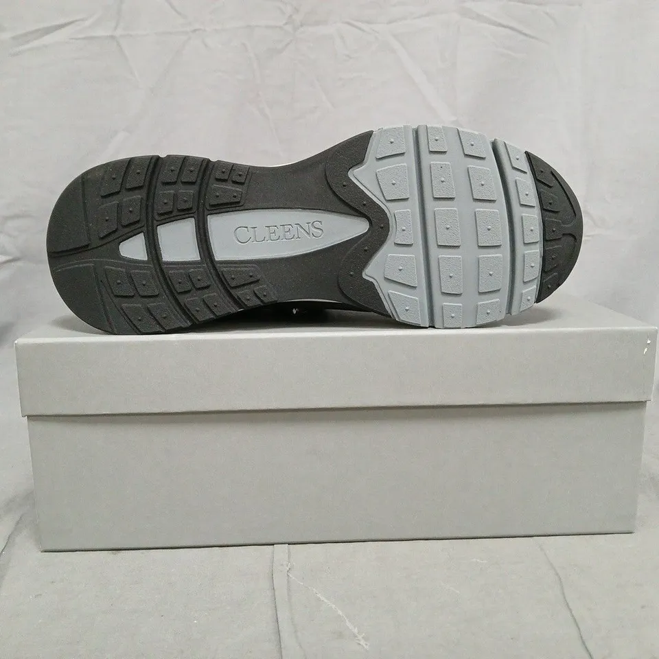 BOXED PAIR OF CLEENS PULSE RUNNER TRAINERS IN CARBON SIZE UK 8