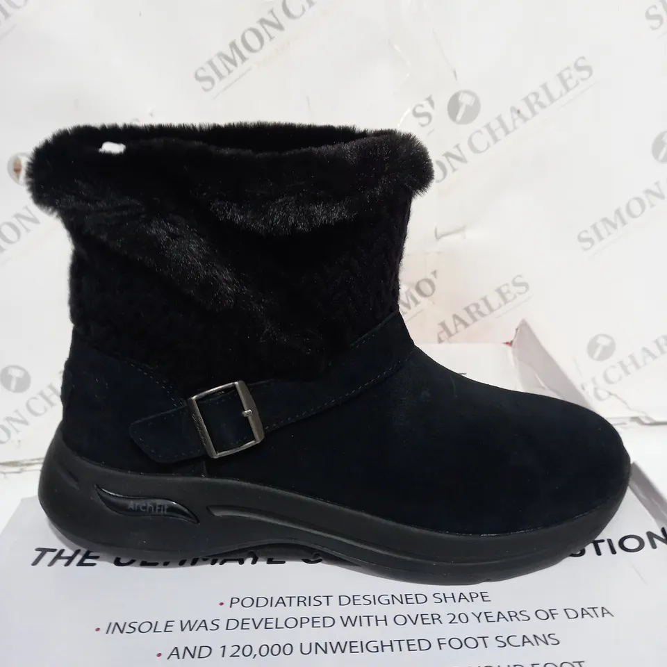 BOXED SKECHERS GO BOOTS IN BLACK - SIZE 6 RRP £20