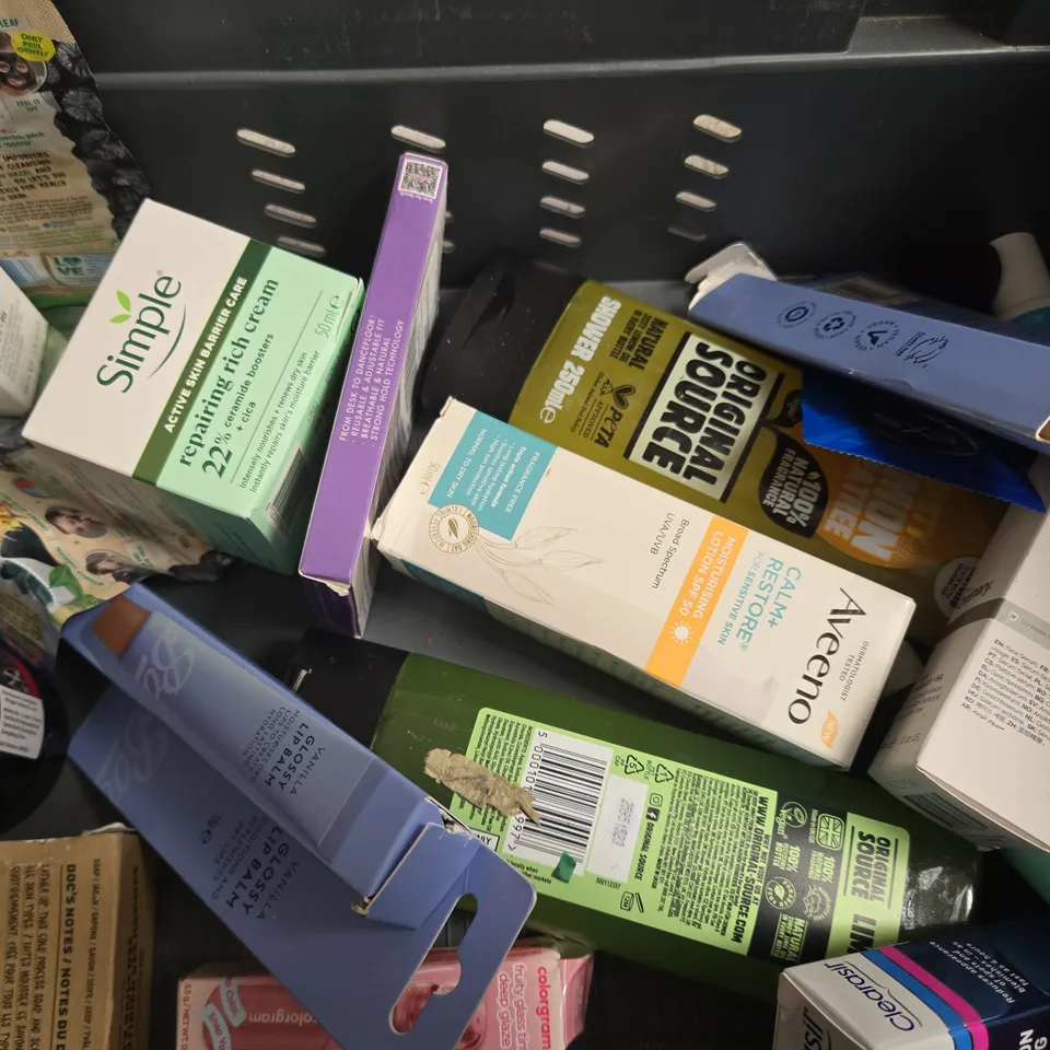 APPROX 12 ASSORTED BEAUTY PRODUCTS TO INCLUDE DR SQUATCH DEODORANT, PANTENE SHAMPOO, AMELIORATE BODY LOTION, ETC