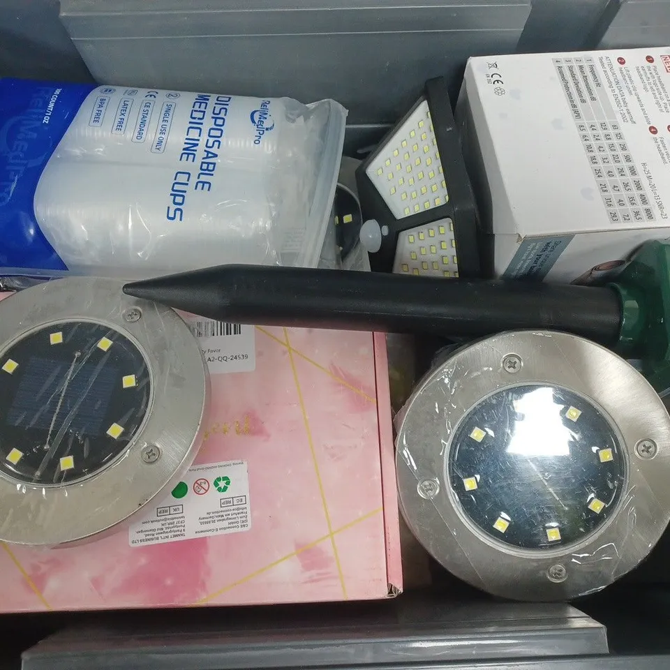 APPROXIMATELY 15 ASSORTED HOUSEHOLD ITEMS TO INCLUDE SOLAR LIGHTS, BABY EARMUFFS, MEDICINE CUPS, ETC