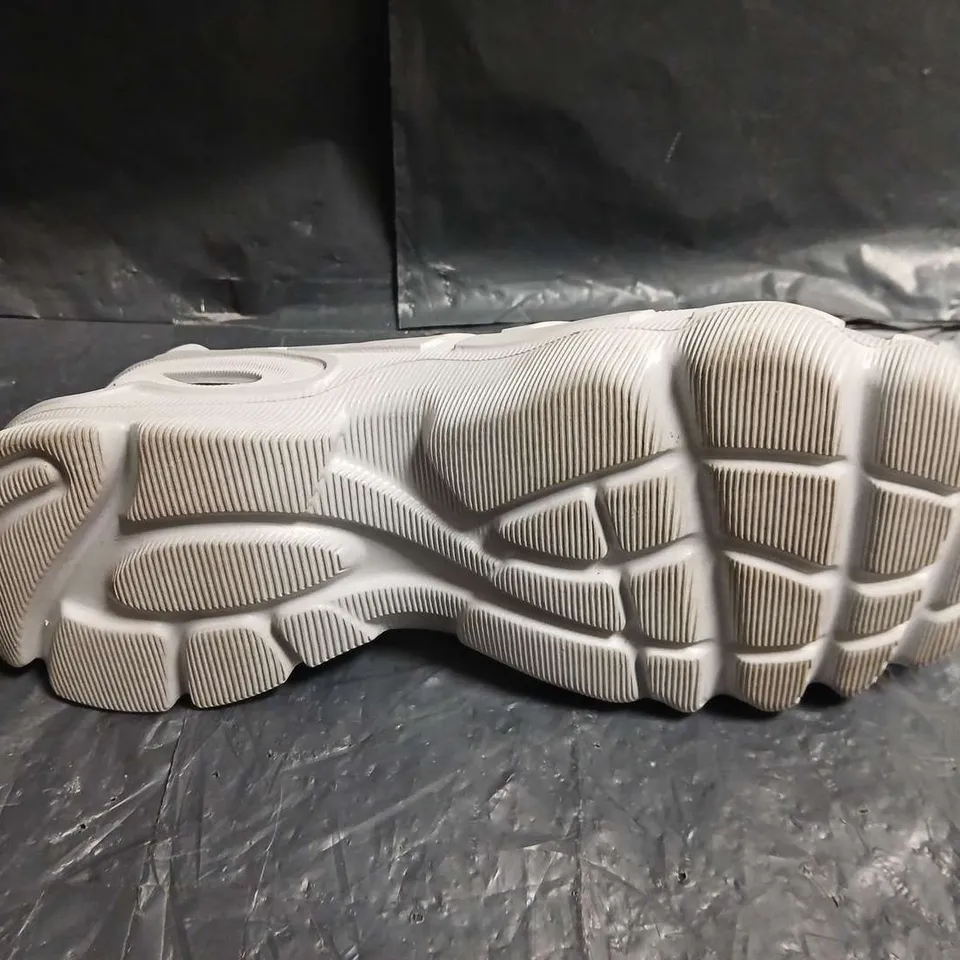 ADIDAS WHITE TRAINER - SIZE UNSPECIFIED 