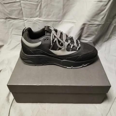 CLEENS AERO RUNNER TRAINERS IN STEEL - 9.5