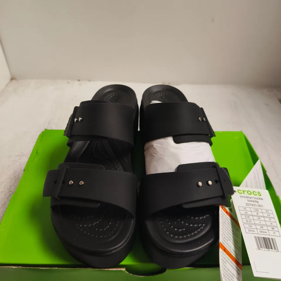 BOXED PAIR OF CROCS BROOKLYN BUCKLE LOW WEDGE SANDALS – BLACK, WOMEN'S UK 6 (