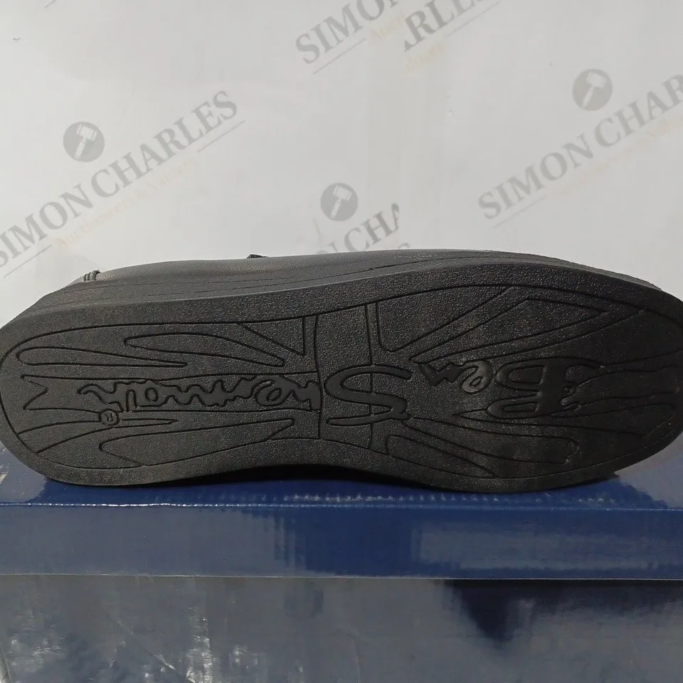 BOXED BEN SHERMAN QUD WALLABEE SHOE - SIZE 9