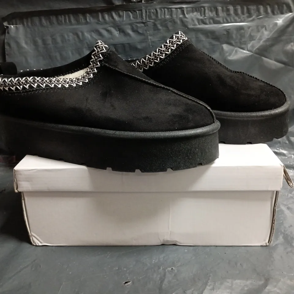BOXED PAIR OF UNBRANDED FAUX FUR LINED SHOES IN BLACK SIZE EU 40
