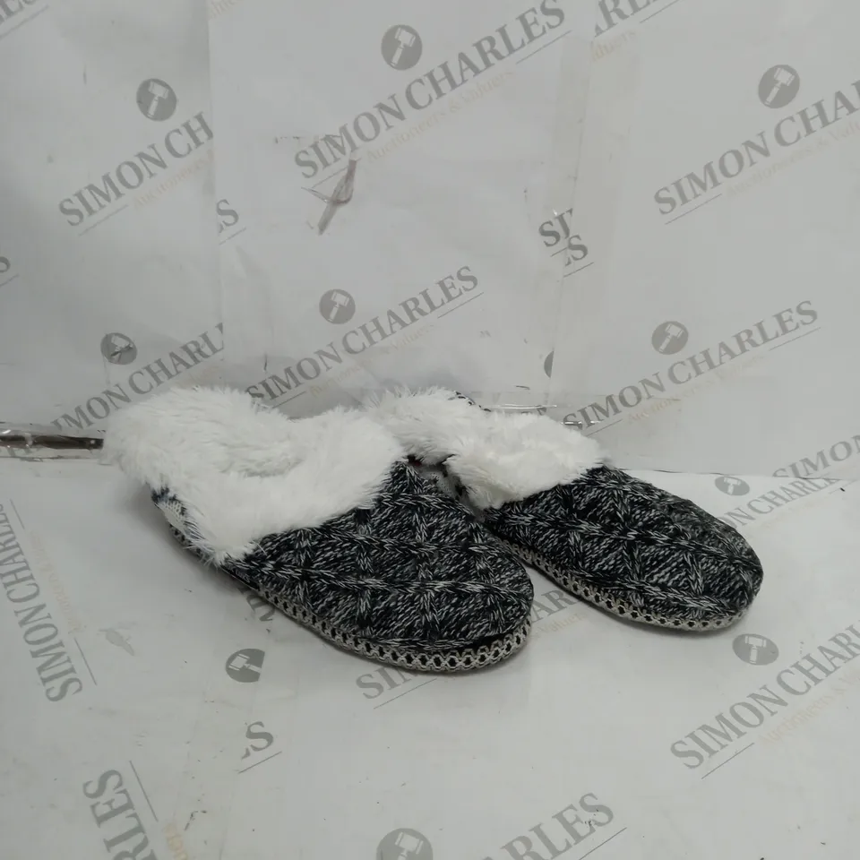 UNBOXED PAIR OF MUK LUKS MAGDALENA SLIPPER SIZE 5