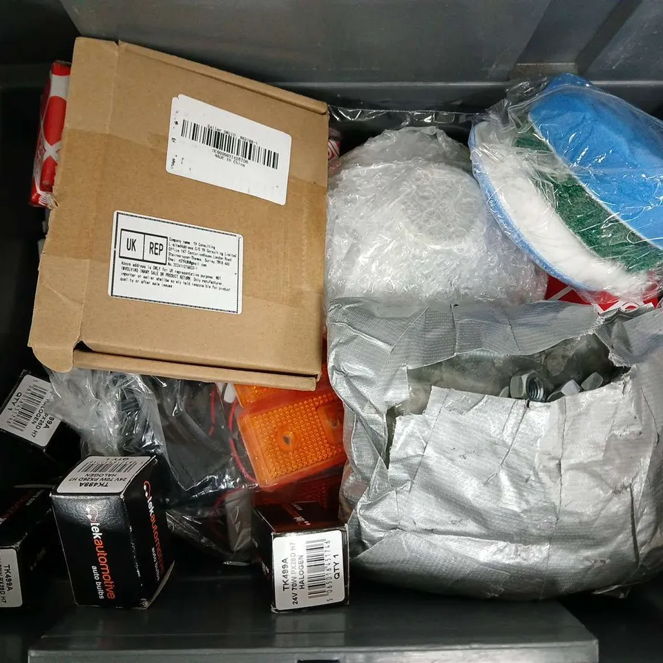 APPROXIMATELY 12 ASSORTED VEHICLE PARTS & ACCESORIES TO INCLUDE BIKE LIGHTS, CHAIN KIT, HALOGEN LIGHT, ETC