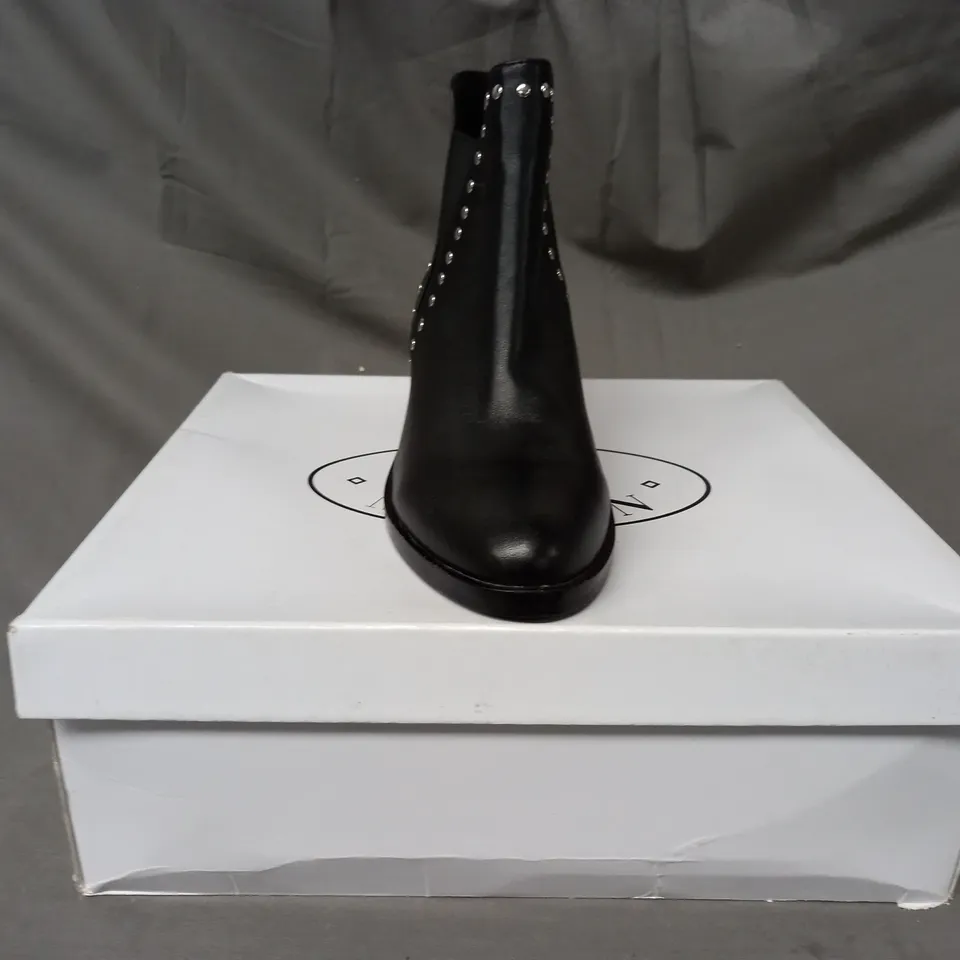 BOXED PAIR OF STEVE MADDEN CADE LEATHER ANKLE BOOTS IN BLACK EU SIZE 36