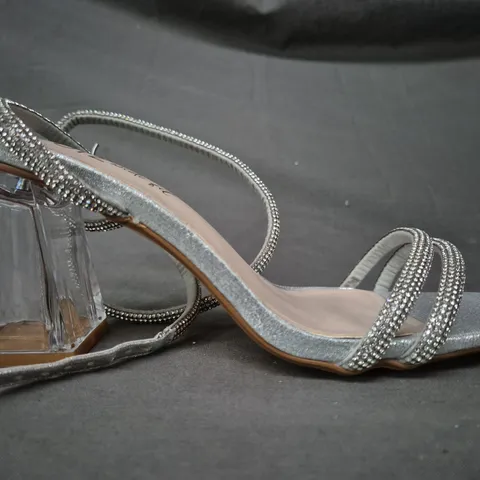 BOXED PAIR OF QUIZ OPEN TOE CLEAR BLOCK HEEL STRAPPY SANDALS IN SILVER W. DIAMANTE EFFECT EU SIZE 41