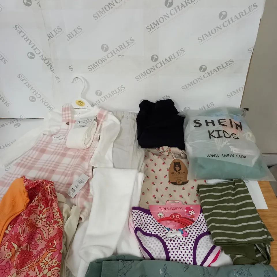 BOX OF ASSORTED CHILDRENS CLOTHING VARYING IN SIZE/COLOUR/STYLE TO INCLUDE:  TOPS, DRESSES, JUMPERS