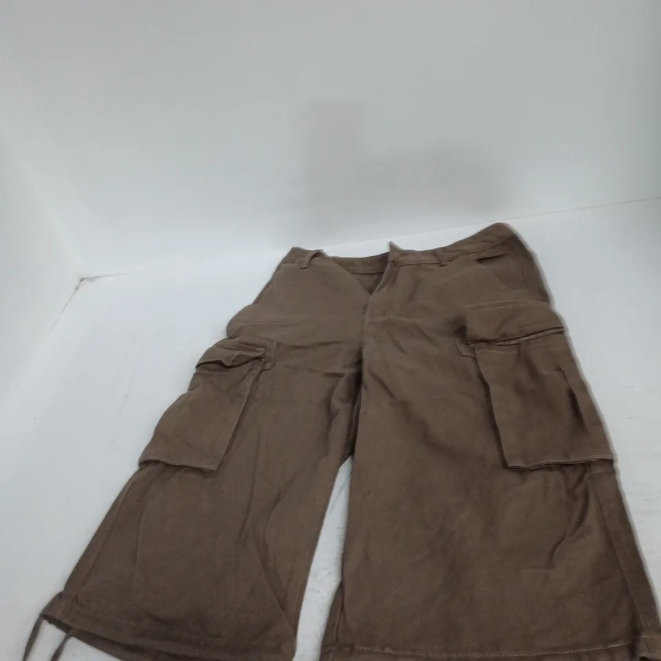 BOX OF APPROXIMATELY 25 ASSORTED CLOTHING ITEMS TO INCLUDE: BROWN CARGO SHORTS 