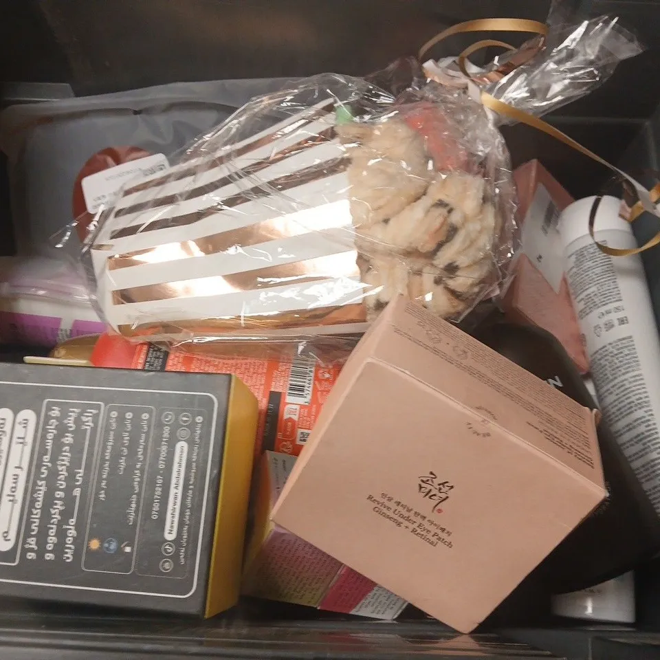 APPROXIMATELY 15 ASSORTED HEALTH & BEAUTY PRODUCTS TO INCLUDE RADOX SHOWER GEL, OGX BOND PROTEIN REPAIR SHAMPOO, BEAUTY OF JOSEON UNDER EYE PATCH, ETC - COLLECTION ONLY