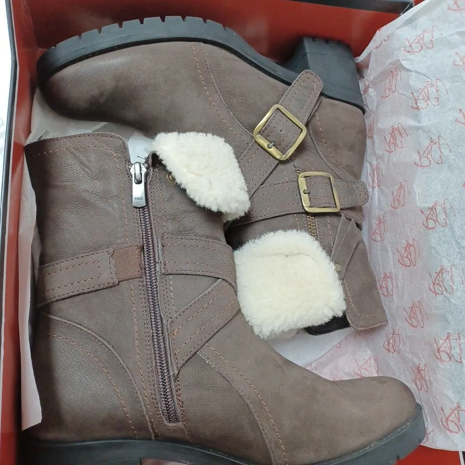 BOXED RUTH LANGSFORD CASUAL BOOTS, OAK - SIZE 4 
