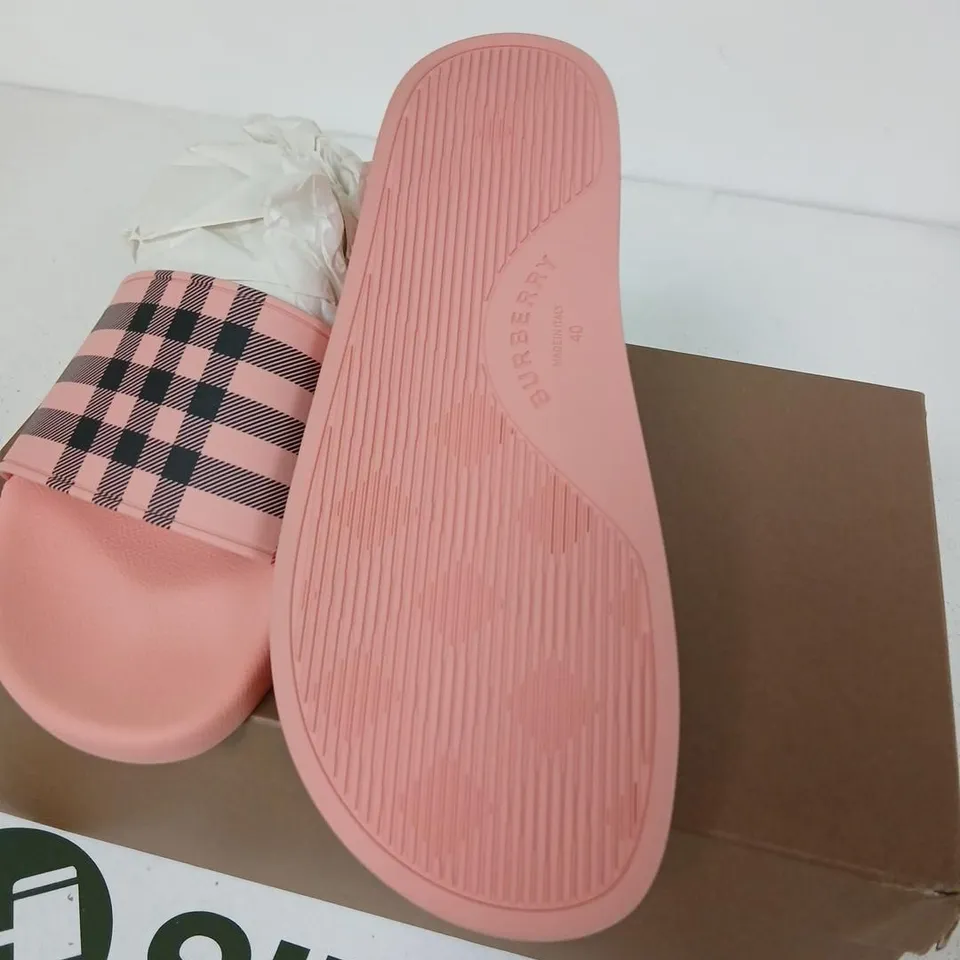 BURBERRY PINK SLIDE SANDALS WITH SIGNATURE BURBERRY CHECK STRAP – WOMEN'S UK 7 (EUR 40)