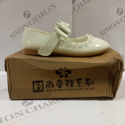 BOXED PAIR OF KIDS SHOES