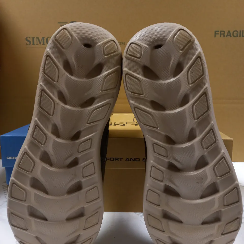 SKETCHERS ON THE GO BOOTS SIZE 5.5