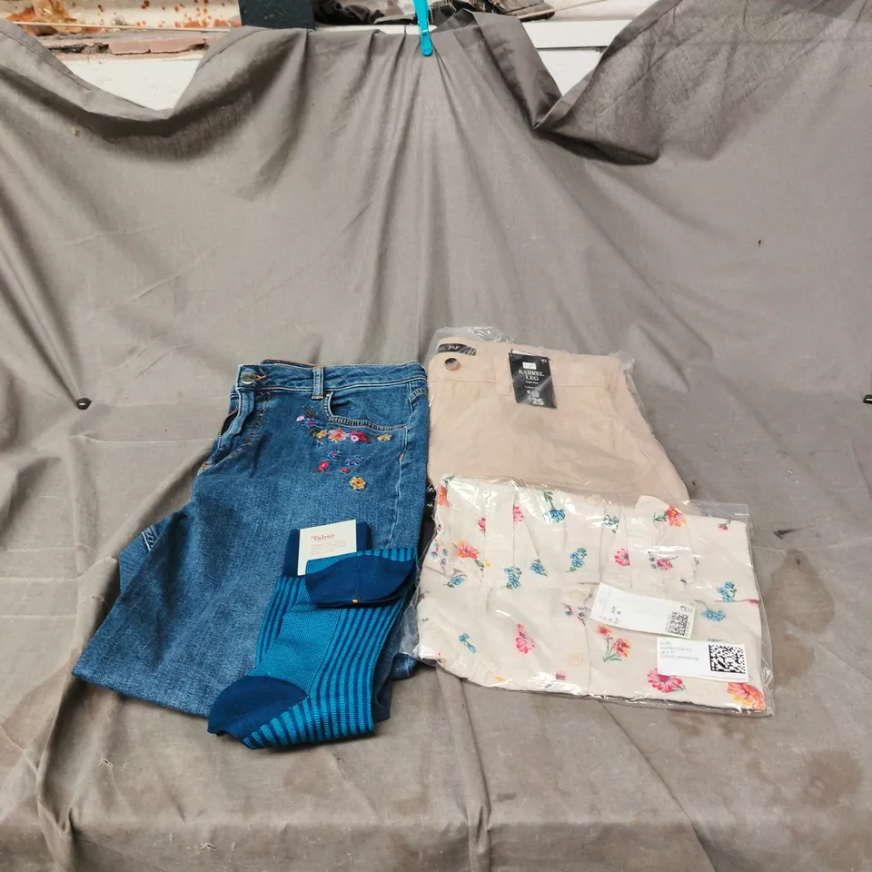 BOX OF APPROXIMATELY 25 ASSORTED CLOTHING ITEMS TO INCLUDE F&F TROUSERS, DENIM BY TU JEANS, TABIO SOCKS ETC