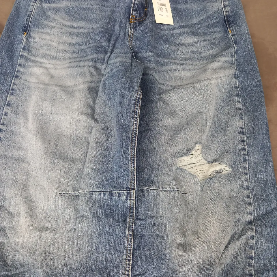 BDG DENIM JEANS IN BLUE W. RIPPED EFFECT SIZE 30/32