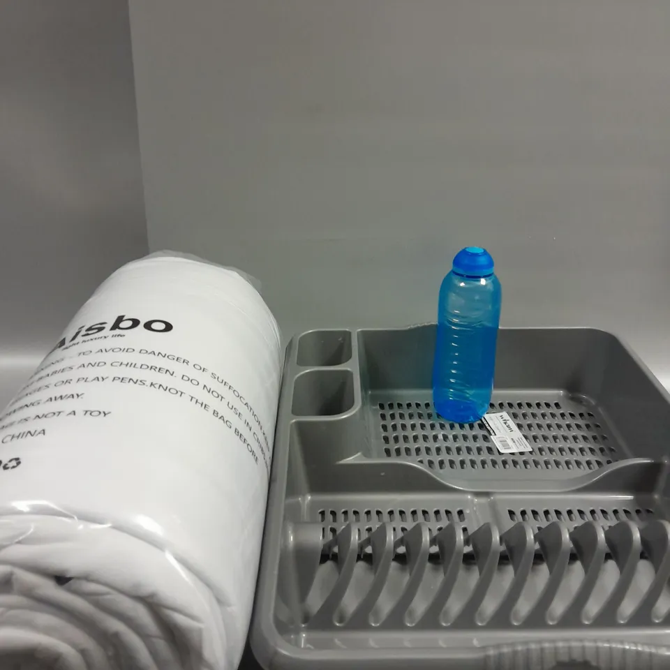 APROXIMATELY 8 ASSORTED HOUSEHOLD ITEMS TO INCLUDE LARGE DISH DRAINER, SINGLE DUVET, SISTEMA BOTTLE, ETC