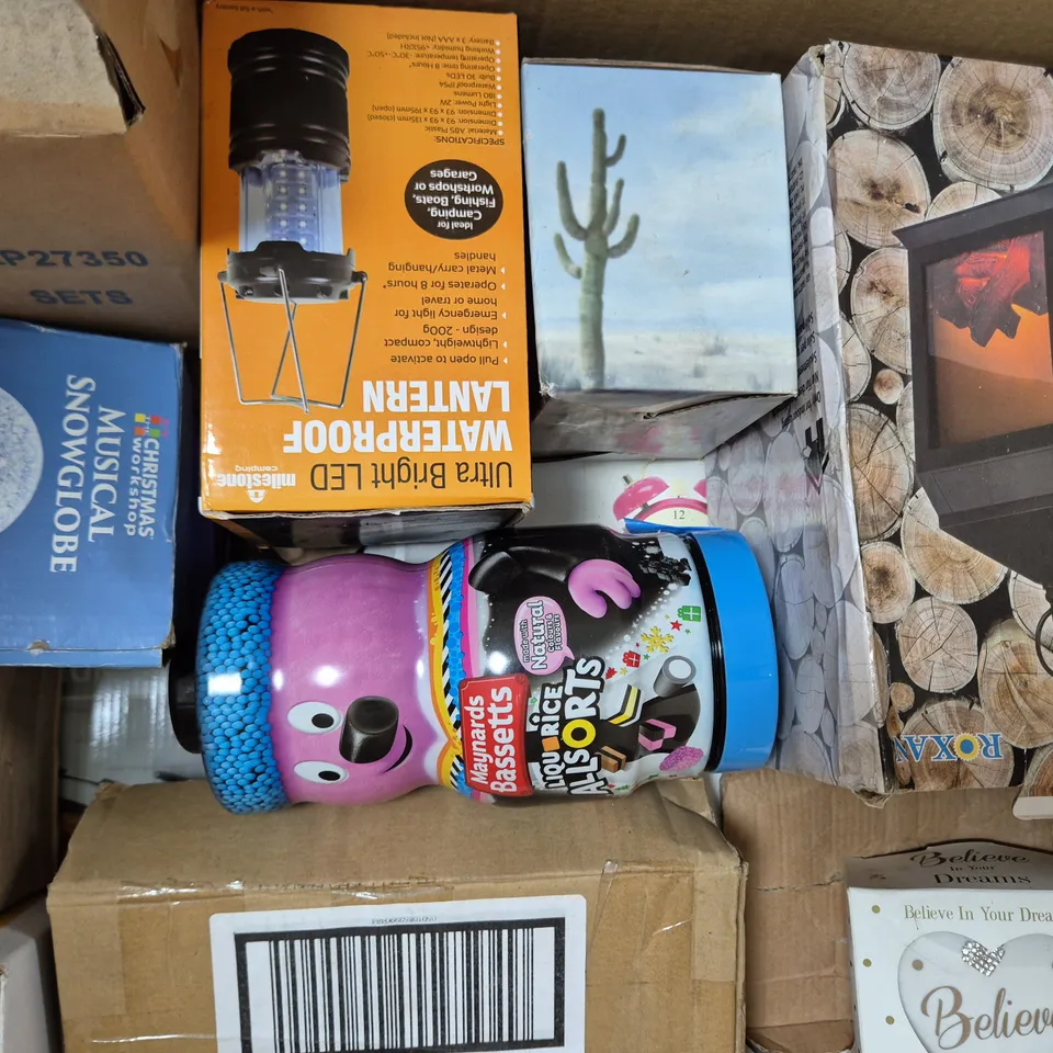 BOX OF APPROXIMATELY 10 ASSORTED HOUSEHOLD ITEMS TO INCLUDE STAR WARS 3D DECO LIGHT, COMPACT FOLDING BINOCULARS, ETC - COLLECTION ONLY