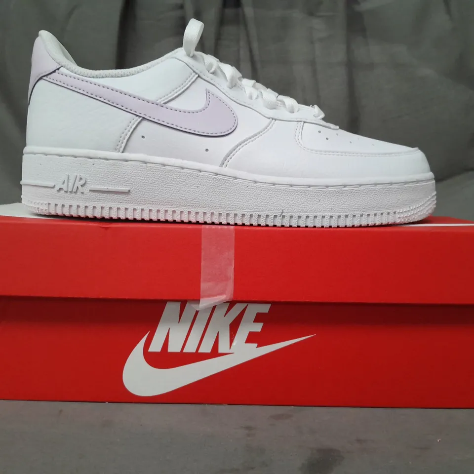 BOXED PAIR OF NIKE AIR FORCE 1 '07 SHOES IN WHITE/PINK UK SIZE 5.5