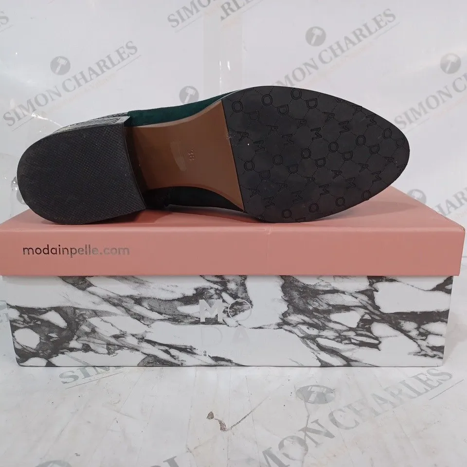BOXED PAIR OF MODA IN PELLE LILITH SUEDE ANKLE BOOTS IN GREEN SIZE 5