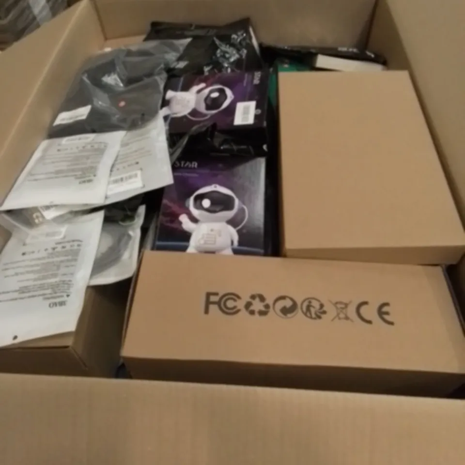 PALLET OF APPROXIMATELY ASSORTED HOUSEHOLD ITEMS TO INCLUDE LIGHTNING , CABLES AND BLANKETS 