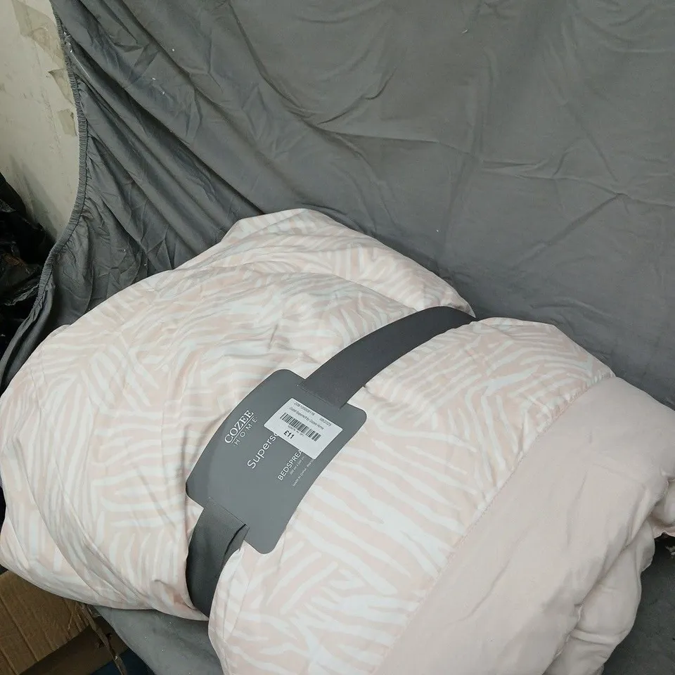 LIGHTING FIXTURE WITH BLUE BASE AND WHITE BULB – BOXED COMPONENTS .AN ASSORTED DUVET SET IN A BOX OF HOUSEHOLD GOODS APPROXIMATELY 6 ITEMS