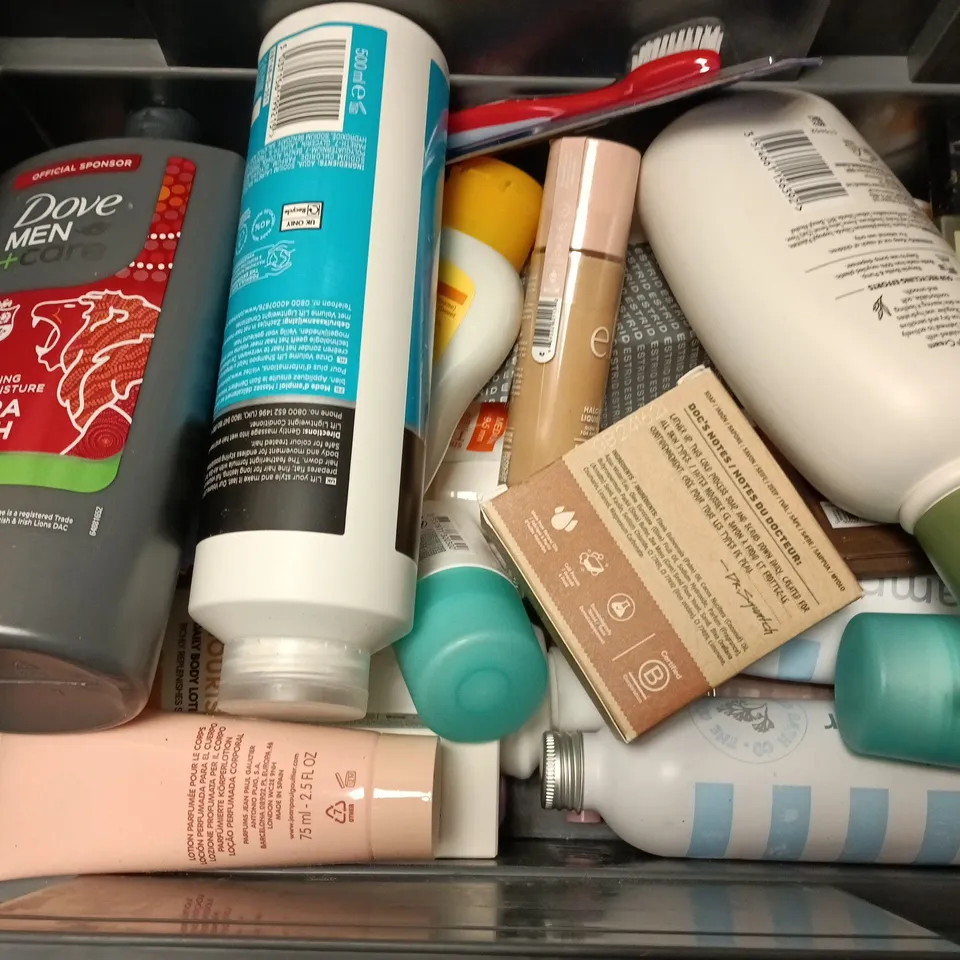 APPROXIMATELY 15 ASSORTED COSMETICS ITEMS TO INCLUDE WELEDA BABY BODY LOTION, TED BAKER BODY SPRAY, DOVE MEN+CARE BODY + FACE WASH, ETC