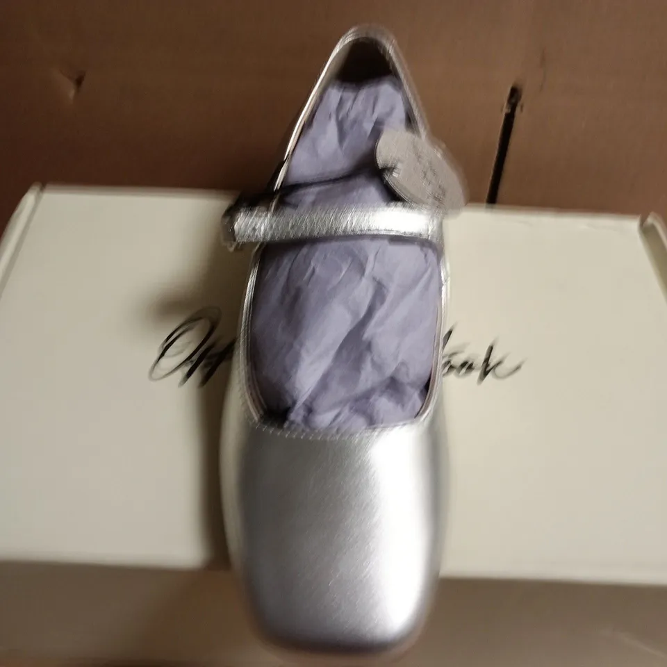 OFF THE HOOK LONDON PICCADILLY SILVER MARY JANE SHOES – UK 3