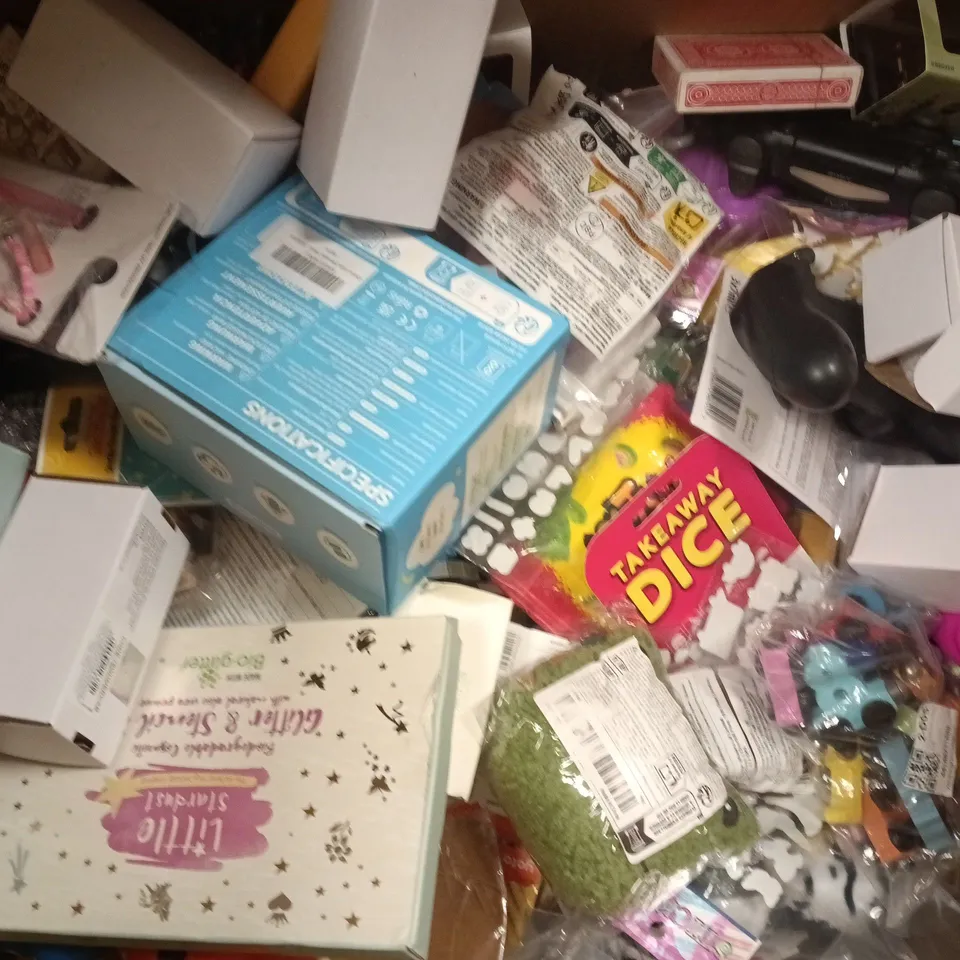 BOX OF APPROXIMATELY 25 ASSORTED TOYS AND GAMES TO INCLUDE FRENCH KNITTING, FIVE NIGHTS AT FREDDY'S, ETC