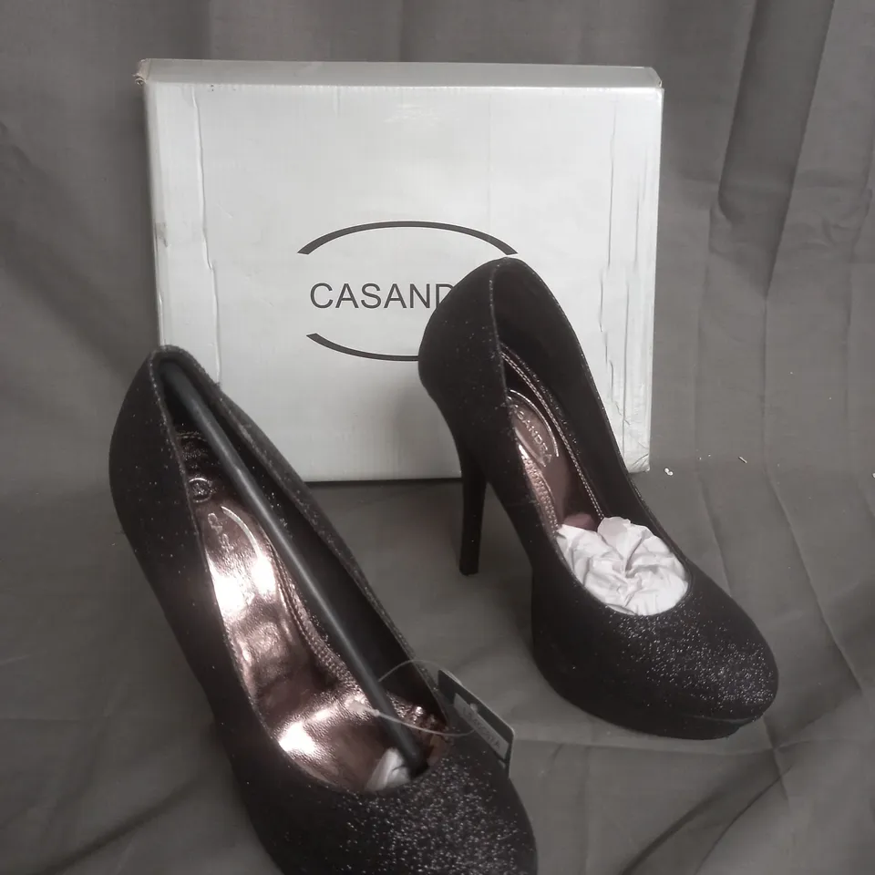 BOXED PAIR OF CASANDRA BLACK GLITTERED BLOCK HEEL BLACK SIZE 4