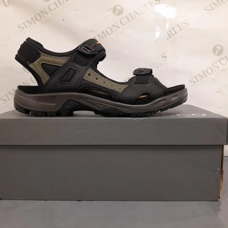 BOXED PAIR OF ECCO OPEN TOE SANDALS IN BLACK UK SIZE 9-9.5