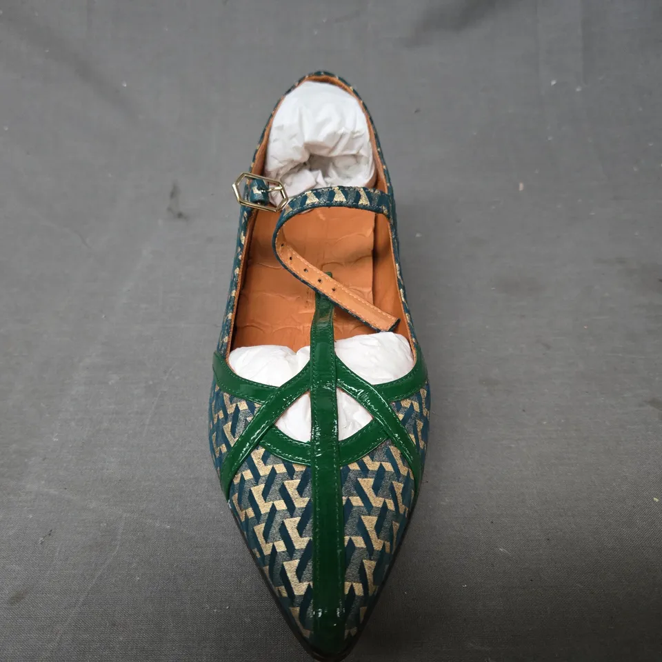 BOXED PAIR OF CHIE MIHARA JADI POINTED TOE LOW BLOCK HEEL SHOES IN GREEN W. TEAL/GOLD GEOMETRIC PATTERN EU SIZE 39