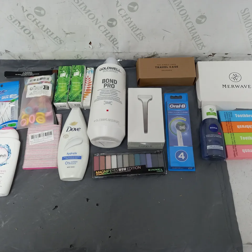 BOX OF APPROXIMATELY 12 ASSORTED COSMETIC ITEMS TO INCLUDE - DOVE HYDRATE - THE SINGLE EDGE SE - CARE FLOSS ETC. 