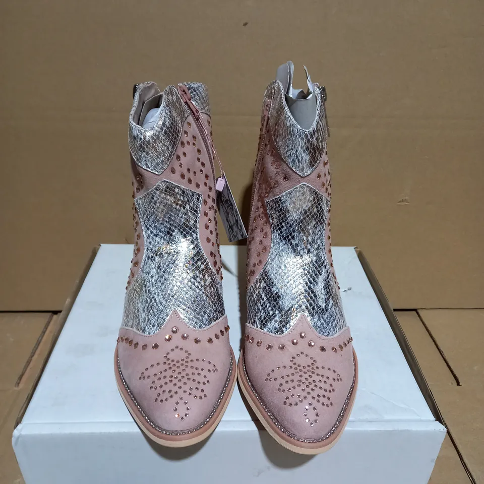 MODA SUEDE CHERILLE GLITZ WESTERN FEATURE BOOT - SIZE 5.5