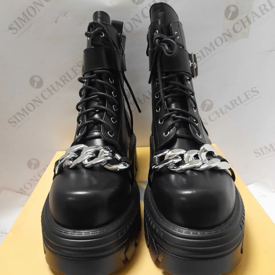 KOI EPOINE CHUNKY STOMPER BLACK PU CHAIN BOOTS - SIZE 8