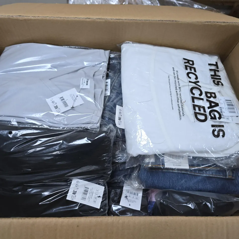 LARGE BOX OF APPROX 20 ASSORTED CLOTHING ITEMS