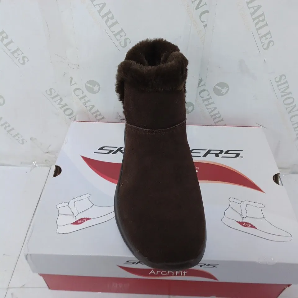 BOXED PAIR OF SKECHERS GO WALK ARCH FIT SUEDE CHUGGA BOOTS IN CHOCOLATE SIZE 7