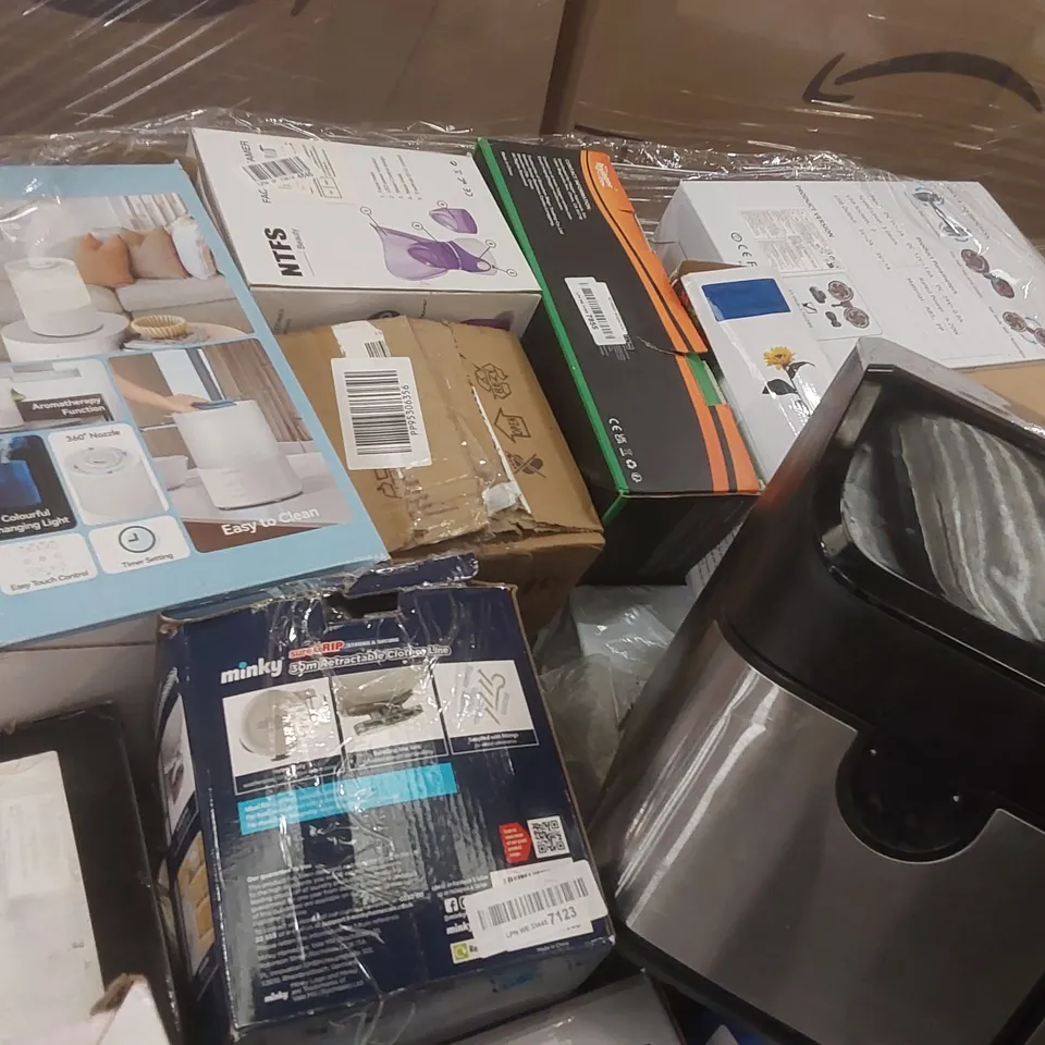 PALLET CONTAINING A VERY LARGE QUANTITY OF ASSORTED ITEMS INCLUDING: AIRFRYER, INSECT KILLER, AIR HEATER, LED CEILING LAMP ECT