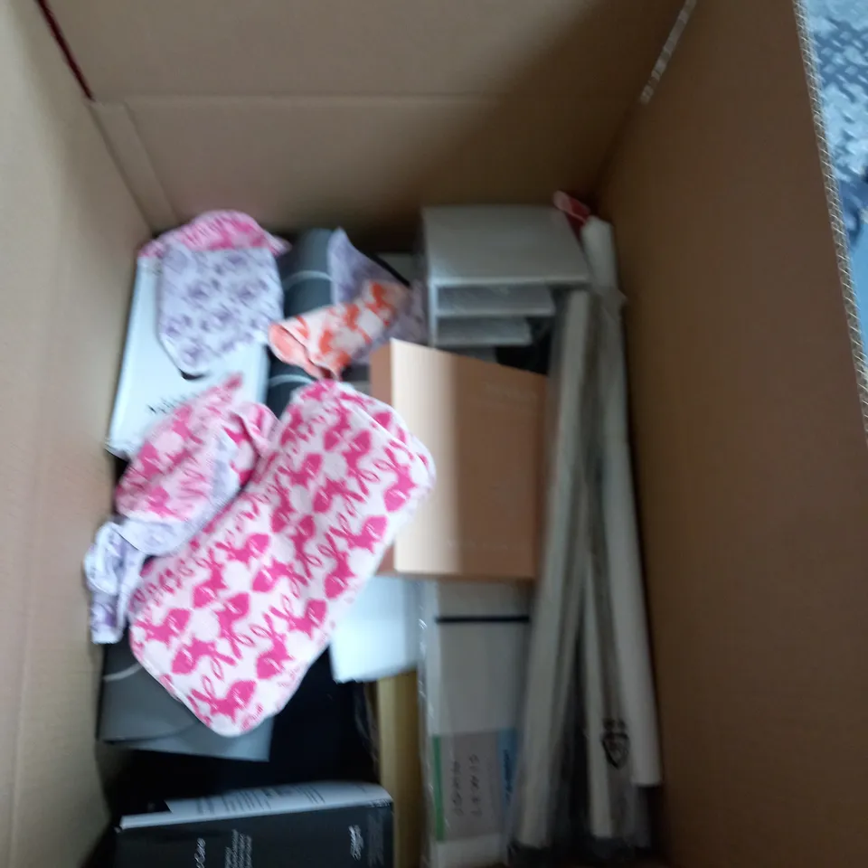 BOX OF ASSORTED HOUSEHOLD ITEMS TO INCLUDE DECORATIONS, PET TOYS, CUPS ETC 