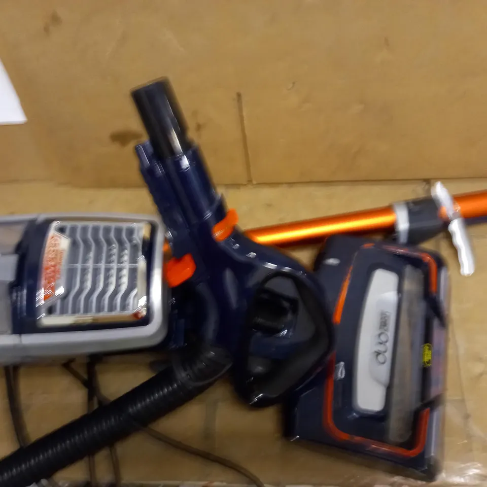 SHARK CORDLESS VACUUM WITH ANTI HAIR WRAP 