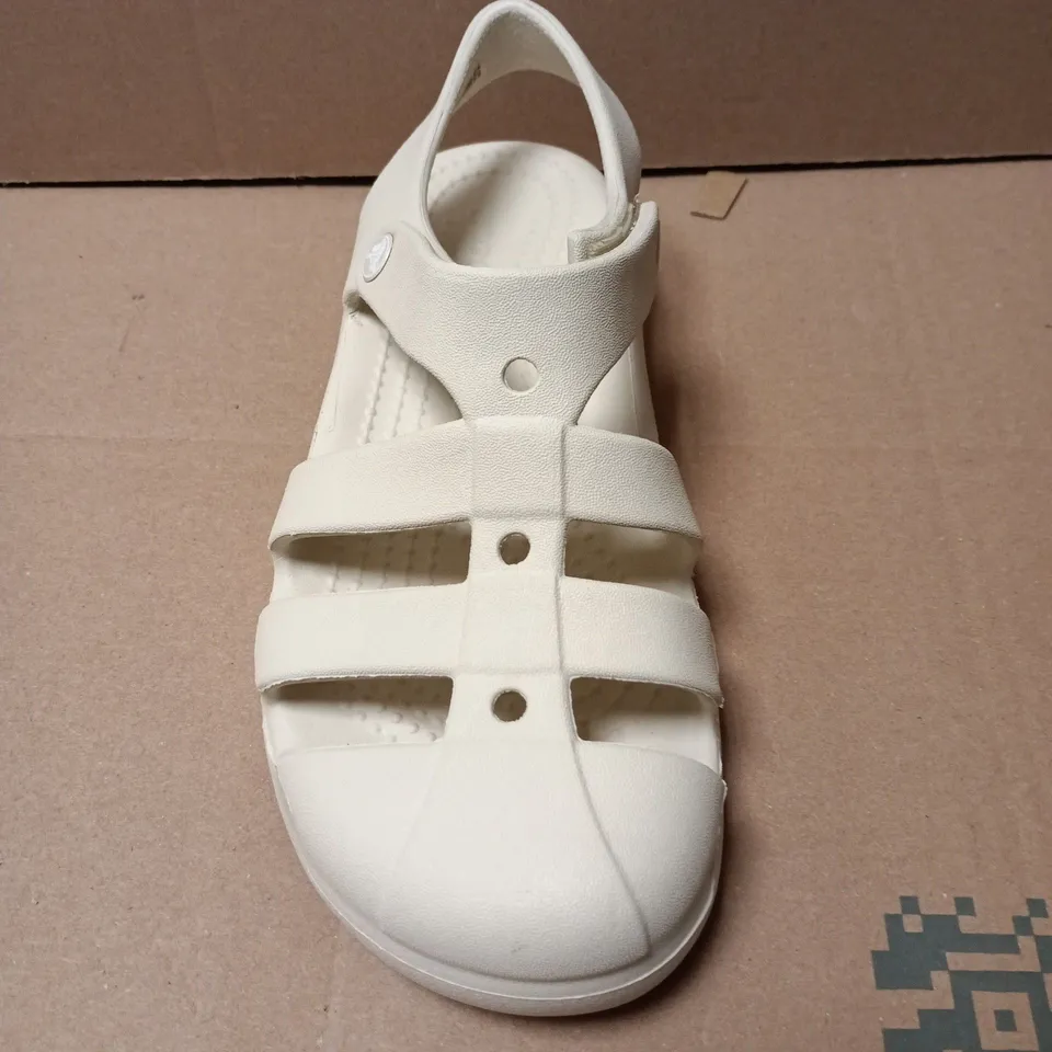 UNBOXED PAIR OF CROCS CHILDRENS FISHERMAN SANDALS IN CREAM - J2