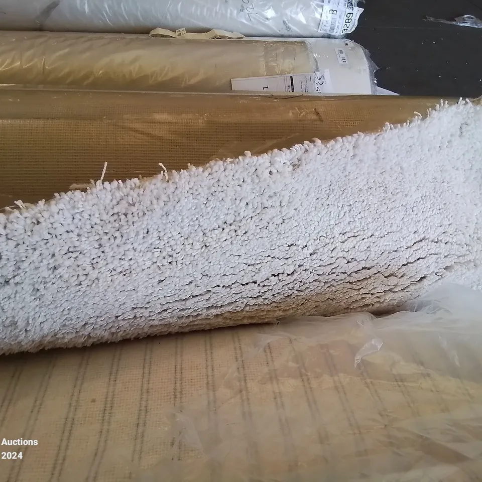 ROLL OF QUALITY SHAGGY EXCLUSIVE 2429/0600 4M QUOTES 600 APPROXIMATELY 4.60M L X 4M W WHITE CARPET