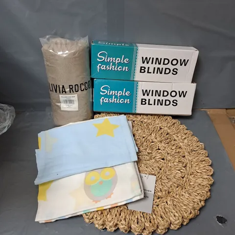 APPROXIMATELY 20 ASSORTED HOUSEHOLD ITEMS TO INCLUDE WINDOW BLINDS, PILLOWCASE PAIR, WOVEN PLACEMATS, ETC - COLLECTION ONLY