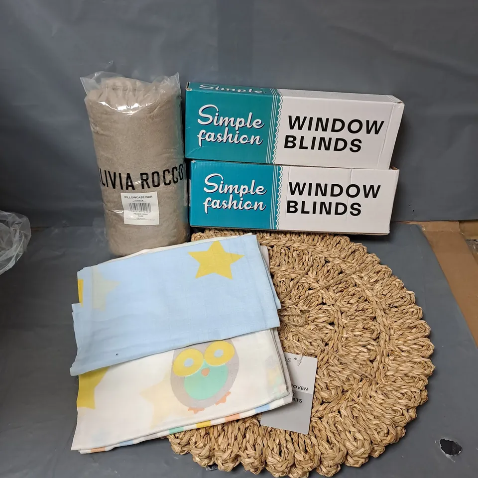 APPROXIMATELY 20 ASSORTED HOUSEHOLD ITEMS TO INCLUDE WINDOW BLINDS, PILLOWCASE PAIR, WOVEN PLACEMATS, ETC - COLLECTION ONLY